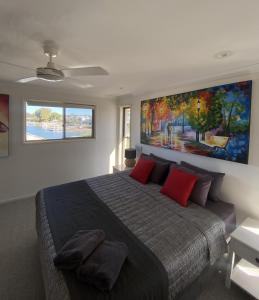 Voodi või voodid majutusasutuse Large Canal-front House at Mooloolaba toas