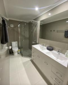 Vannituba majutusasutuses Large Canal-front House at Mooloolaba