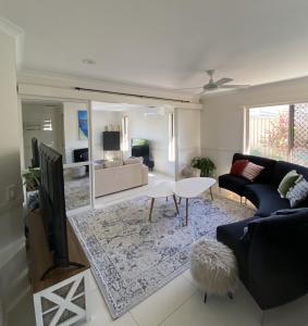 Televiisor ja/või meelelahutuskeskus majutusasutuses Large Canal-front House at Mooloolaba