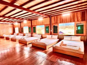 Làng CacにあるDuong Thuong - Eco Houseの木製の壁の部屋のベッド1列