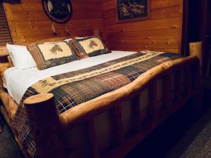 Postel nebo postele na pokoji v ubytování Badlands Frontier Cabins