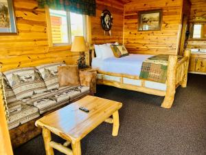 Posezení v ubytování Badlands Frontier Cabins