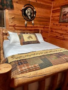 Postel nebo postele na pokoji v ubytování Badlands Frontier Cabins