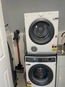 une laveuse et une sécheuse posées dessus dans l'établissement Katzy's Kottage, à Bowral
