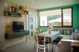 A television and/or entertainment centre at Summer Blue - Holiday House