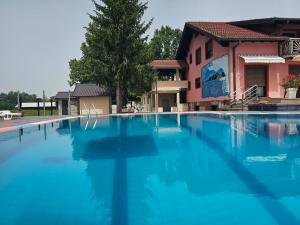 Bosanska DubicaStevin ranc的一座大型蓝色游泳池,位于大楼旁边