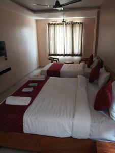 Postel nebo postele na pokoji v ubytování Krishna Vatika Hotel