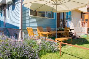 A garden outside Summer Blue - Holiday House