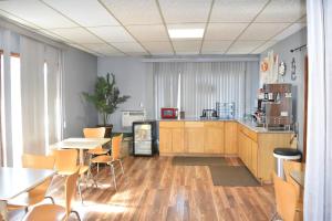a kitchen and dining room with a table and chairs at Arlington inn in Arlington
