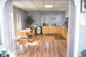 a room with a table and chairs and a kitchen at Arlington inn in Arlington +22 photos