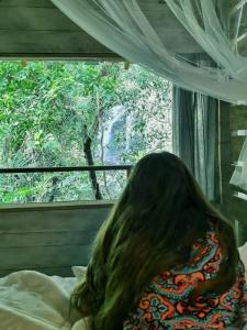 Rúm í herbergi á Knuckles Backpackers Hut with waterfall view