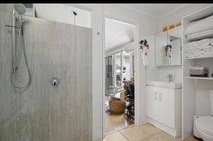 Ένα μπάνιο στο Affordable Luxury Room