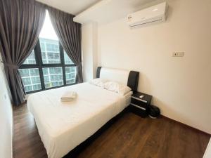 Una habitación de hotel con una cama y una ventana. en Jazz Suite Vivacity Kuching, en Kuching