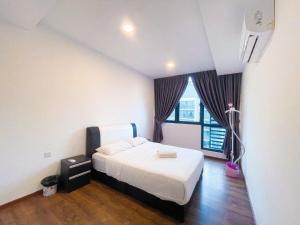 Un dormitorio con una cama y una ventana grande. en Jazz Suite Vivacity Kuching, en Kuching