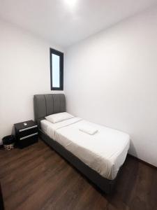 Un dormitorio pequeño con una cama y una ventana. en Jazz Suite Vivacity Kuching, en Kuching 105 fotos más