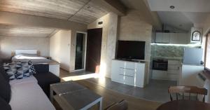 A kitchen or kitchenette at Summer Blue - Holiday House