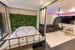 a bedroom with a bed with a green wall at Laissepassetemps in Marseille