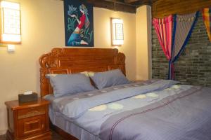 Postel nebo postele na pokoji v ubytování 丽江古城栖旅民宿 qī lǚ lnn old town lijiang