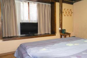 TV a/nebo společenská místnost v ubytování 丽江古城栖旅民宿 qī lǚ lnn old town lijiang