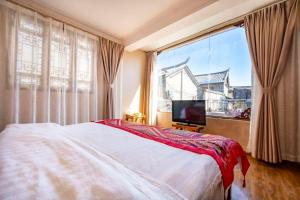 TV a/nebo společenská místnost v ubytování 丽江古城栖旅民宿 qī lǚ lnn old town lijiang