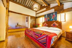 Postel nebo postele na pokoji v ubytování 丽江古城栖旅民宿 qī lǚ lnn old town lijiang
