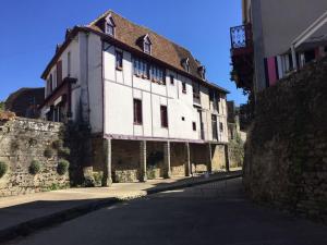 a large white building on the side of a street at Appartement Le Nid du Saleys - 70 m2 centre ville de Salies-de-Béarn in Salies-de-Béarn
