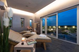 Mirana Luxury Villas的休息区