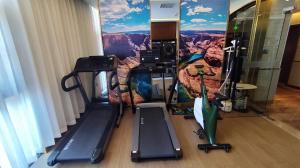 Palestra o centro fitness di Nostalgia S Hotel Near Beijing Xidan Financial Street-Central Conservatory of Music, Tian'anmen Square, The Capital Museum, 10 minutes away from Beijing West Railway Station, Free ice cream, coffee and laundry service