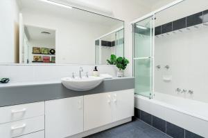 Vannituba majutusasutuses Hidden Gem 200m to Mooloolaba Beach