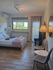 イオアニナにあるKaterina's guest houseのベッドとテーブルと椅子のある寝室