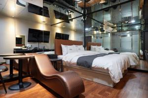 TV a/nebo společenská místnost v ubytování You&Me Hotel