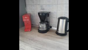Příslušenství pro přípravu čaje a kávy v ubytování Nymfes House.