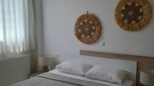 Postel nebo postele na pokoji v ubytování Nymfes House.