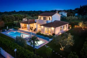 Mirana Luxury Villas内部或周边的泳池