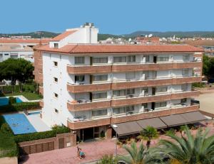 an aerial view of a building with a swimming pool at Apartamentos Eldorado in Lloret de Mar