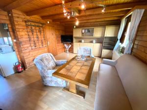 a living room with a table and two chairs at Monteurwohnung Heidehäuschen in Bienenbüttel