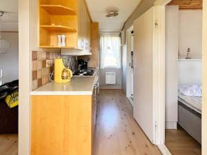 Η κουζίνα ή μικρή κουζίνα στο 5 person holiday home in Skummeslövsstrand +15 φωτογραφίες