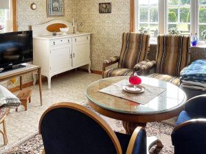 Una televisión o centro de entretenimiento en 5 person holiday home in SÖLVESBORG