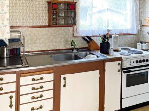 Una cocina o cocineta en 5 person holiday home in SÖLVESBORG