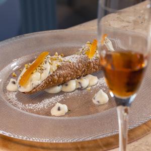 een hotdog op een bord naast een glas bier bij Selinunte Boutique Hotel in Marinella di Selinunte