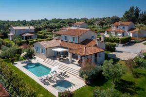 Mirana Luxury Villas内部或周边的泳池