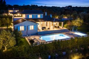 Mirana Luxury Villas内部或周边的泳池