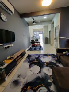 TV a/nebo společenská místnost v ubytování Homestay Adleya + 14 fotografií