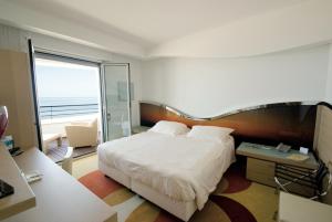Кровать или кровати в номере Hotel Waldorf- Premier Resort