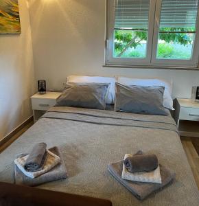 ein Schlafzimmer mit einem Bett mit Handtüchern darauf in der Unterkunft Odmor uz Trebišnjicu in Trebinje