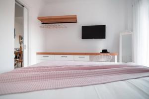 Кровать или кровати в номере Odyssey Apartment