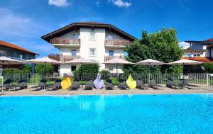 昂特保科洛佩因Ferienpark Scheiber的一座设有游泳池、椅子和遮阳伞的酒店