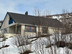 een huis bovenop een met sneeuw bedekte heuvel bij 7 person holiday home in TANA in Tana +16 foto's