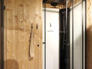 Koupelna v ubytování 10 person holiday home in Søndeled + 54 fotografií