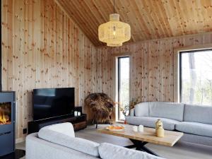 TV a/nebo společenská místnost v ubytování 10 person holiday home in Søndeled